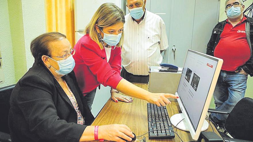 Paqui Pérez visitó ayer varios centros sociales de mayores.