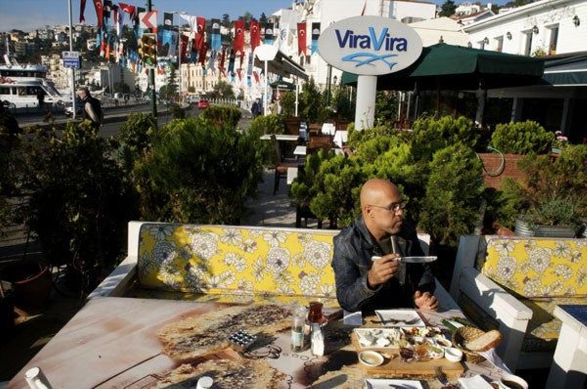 Desayuno a orillas del Bósforo en el Café Abracadabra, que ocupa tres plantas de un antiguo palace