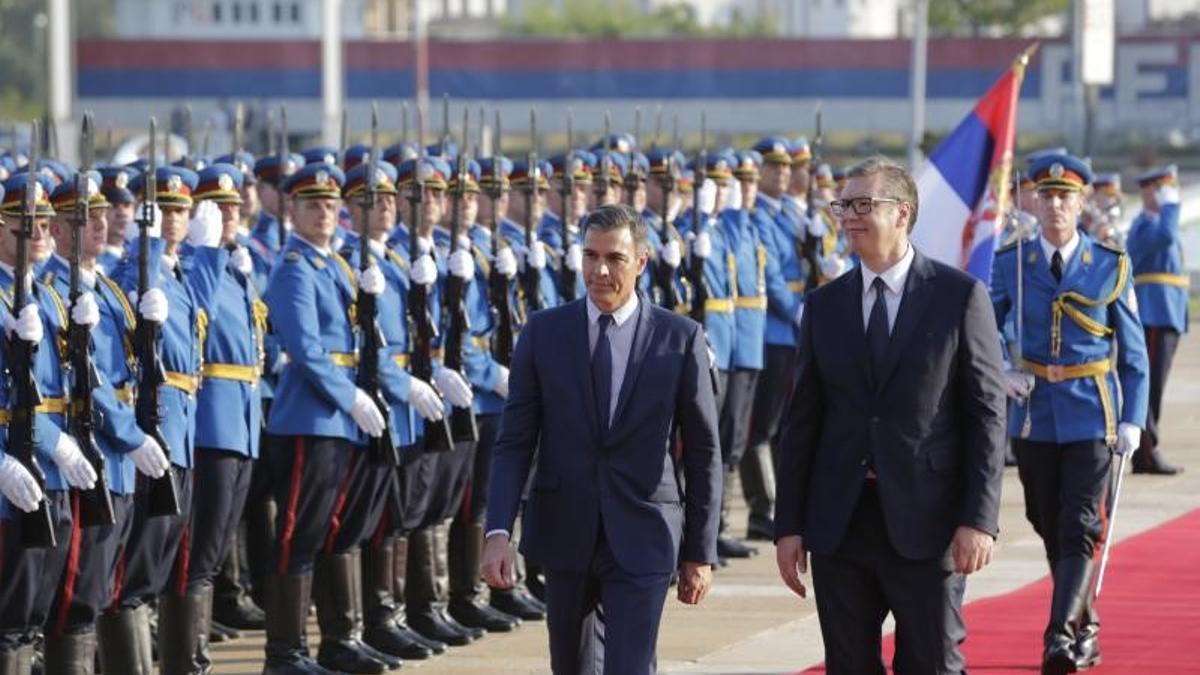 El presidente del Gobierno, Pedro Sánchez, junto al presidente de la República de Serbia, Aleksandar Vučić, a su llegada al palacio presidencial de Belgrado, este 29 de julio de 2022.