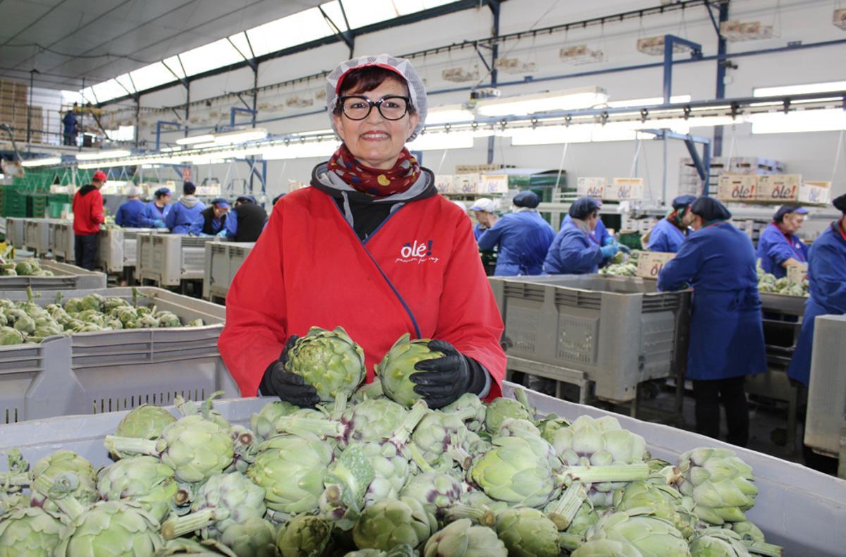 Silvia Alfosea lleva 24 años trabajando la principal exportadora de alcachofas de España con sede en San Bartolomé.