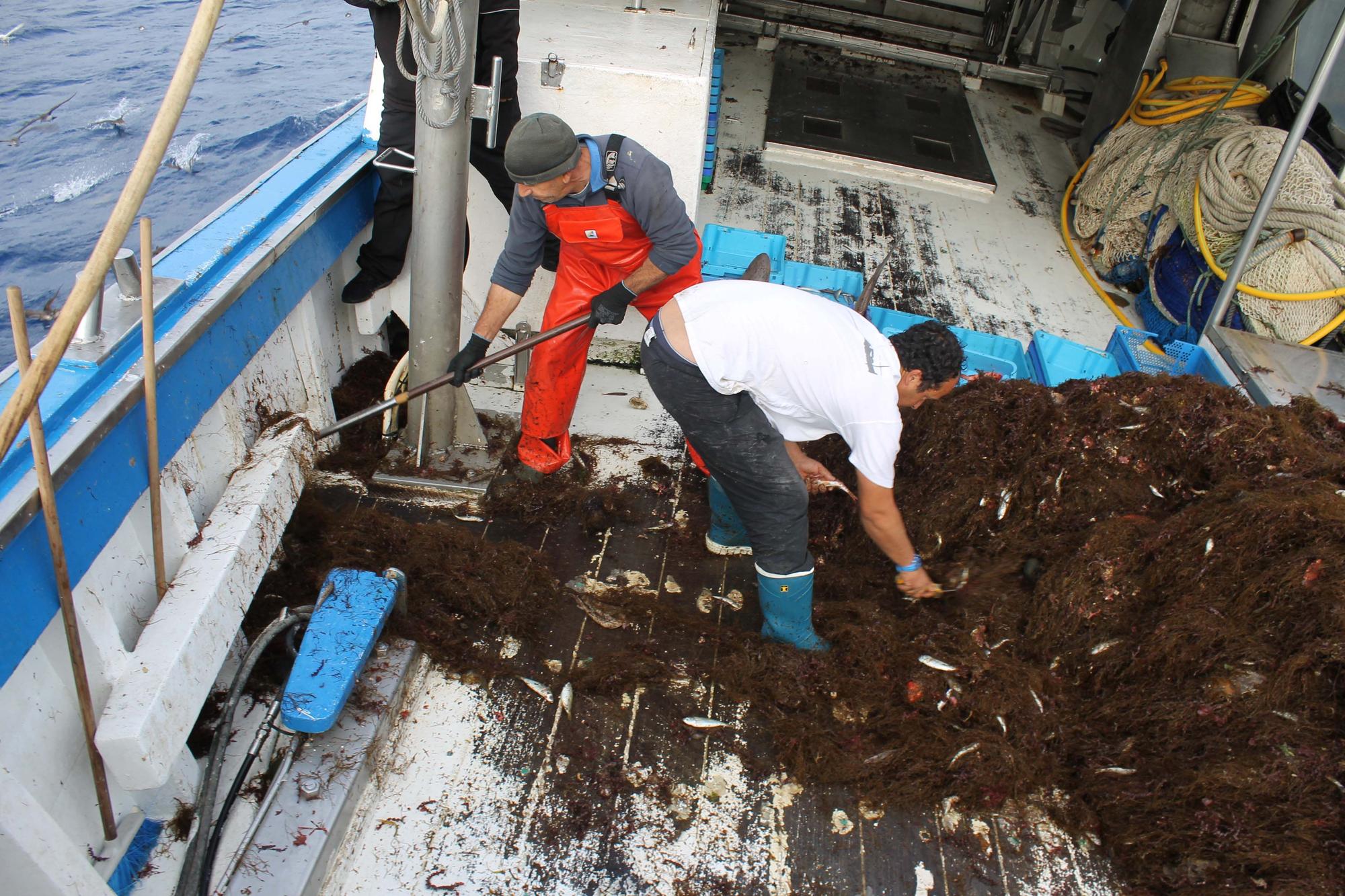 A bordo del ‘Charpat Segundo’, uno de los arrastreros convocados a la huelga contra la «criminalización» de la pesca y las medidas de la UE