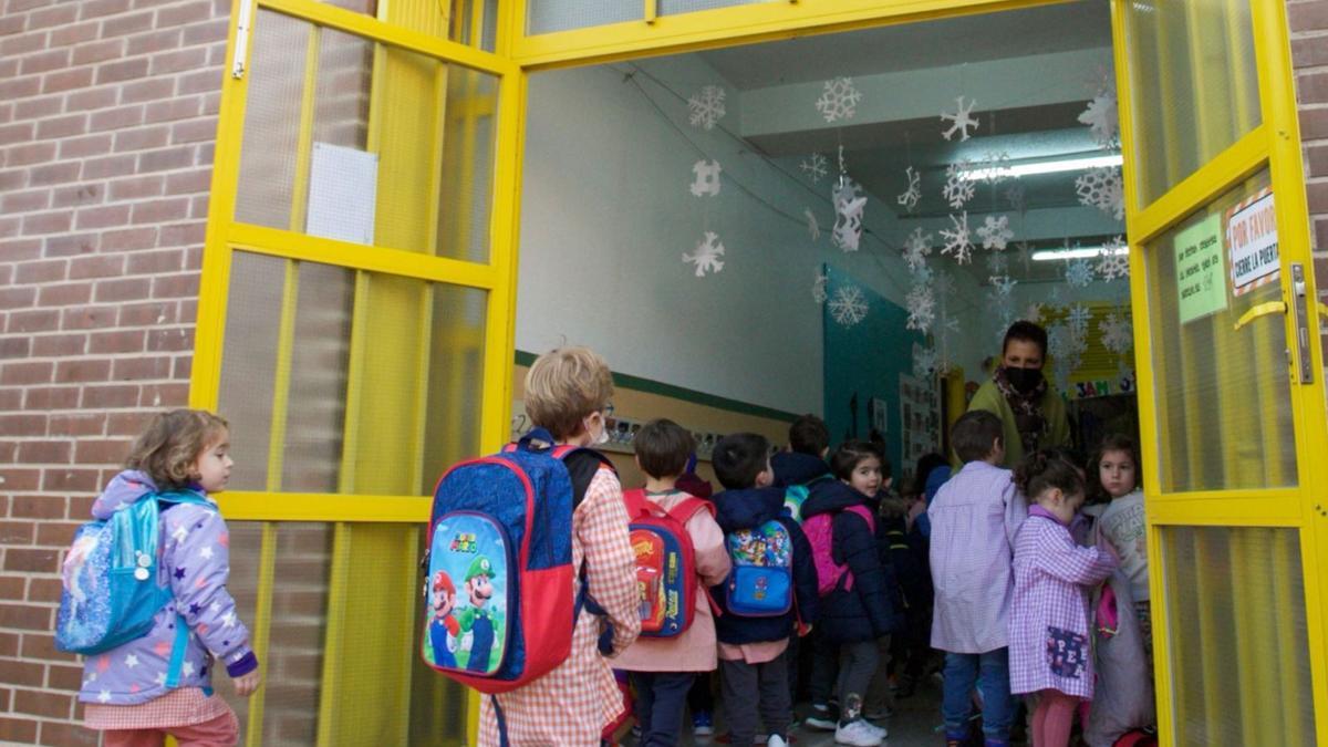 Alumnos de un colegio de Murcia, ayer a su entrada a clase.