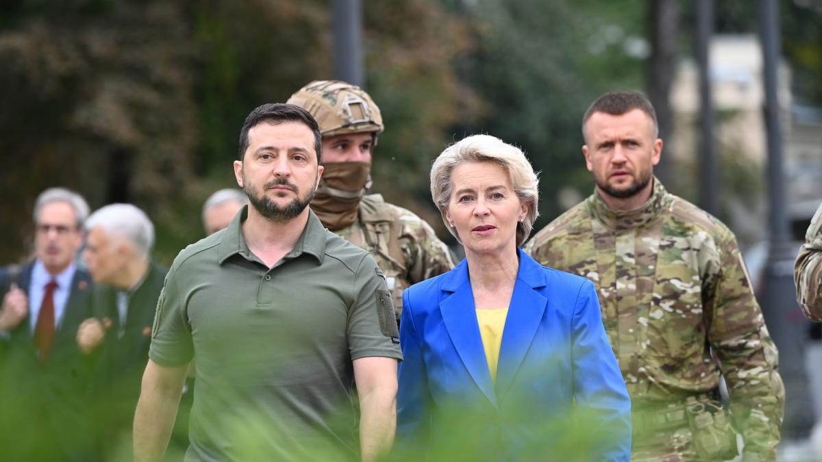 Archivo - La presidenta de la Comisión Europea, Ursula von der Leyen, junto al presidente de Ucrania, Volodimir Zelenski, durante una visita a Kiev