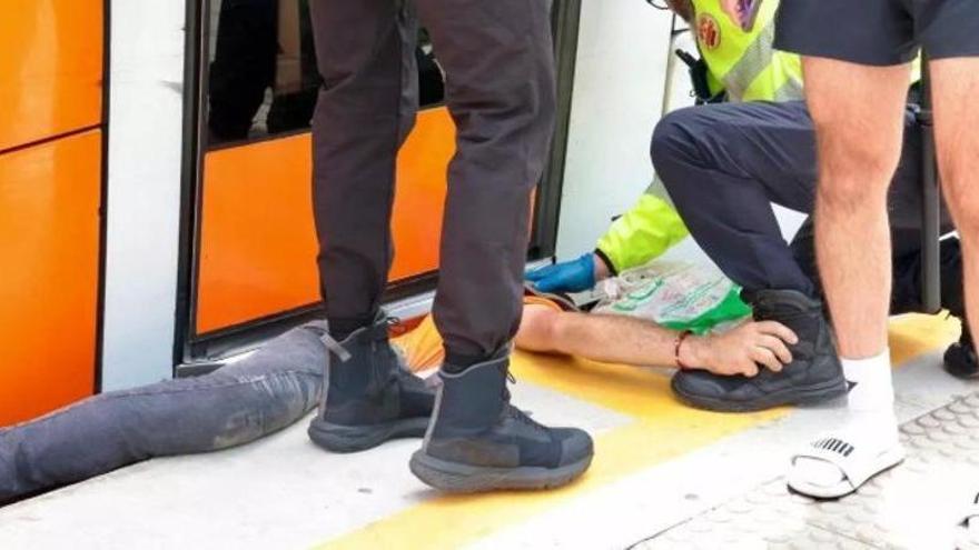 Herido al ser arrastrado por el TRAM tras una caída accidental en una parada en Alicante