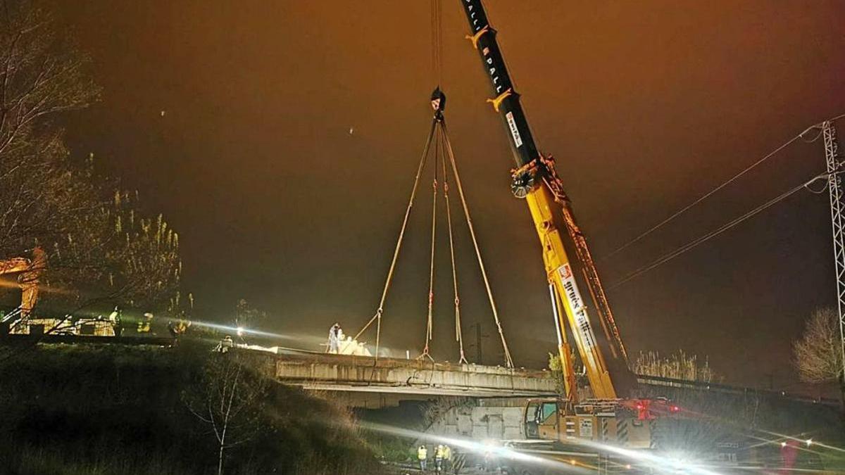 Retiren les bigues del pont malmès per un accident