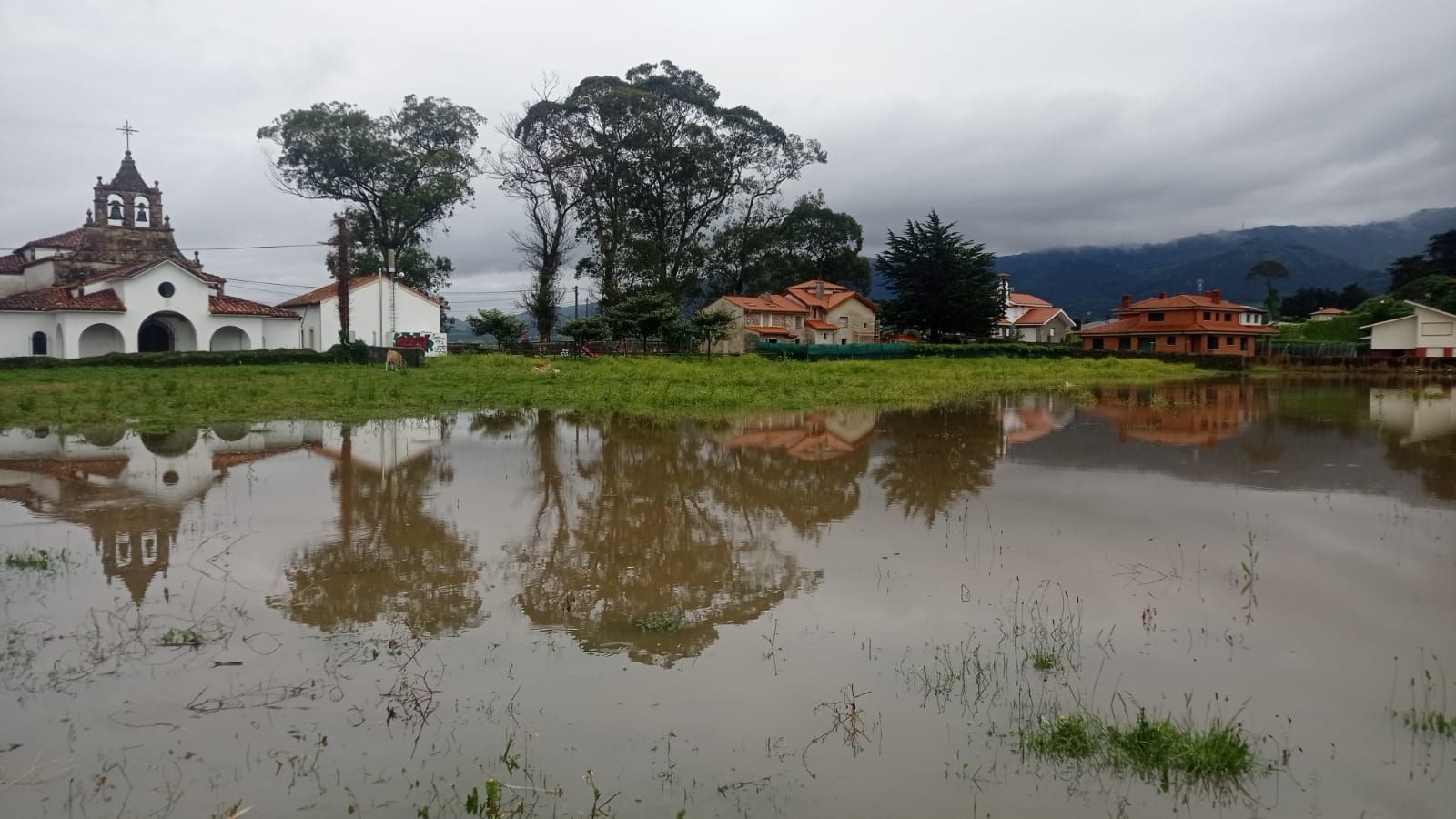 EN IMÁGENES: Caos en Colunga por inundaciones y preocupación por el estado de los ríos en el oriente asturiano