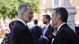 El Rey Felipe VI y el presidente del Gobierno, Pedro Sánchez,