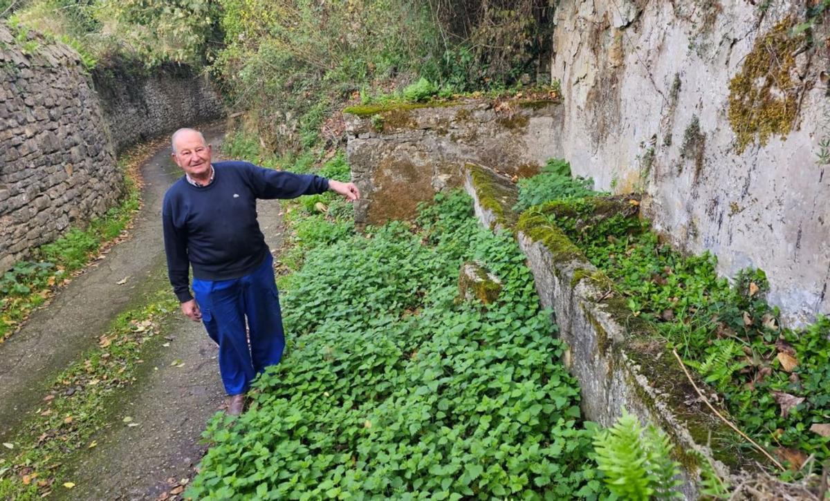 Agustín Roces, en la fuente Los Palombos, en Valdediós.