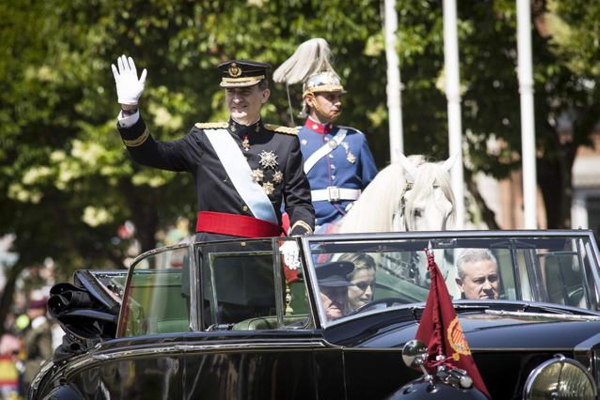 El rei Felip VI i la reina Letizia, al seu pas per la plaça de Neptuno, en el seu trajecte cap al Palau Reial en un Rolls Royce descapotable, pertanyent a Patrimoni Nacional.