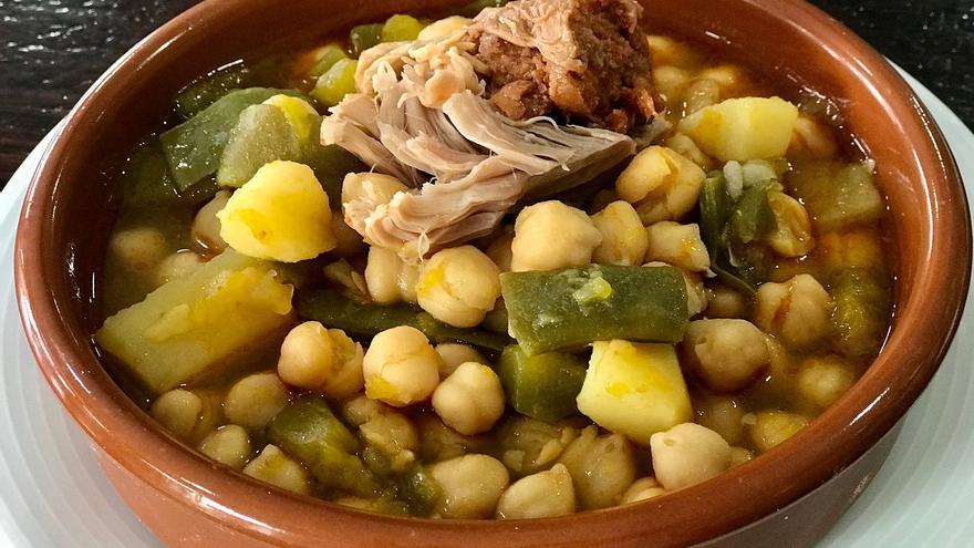 Imprescindible para amantes de la cuchara: tres bares en el centro de Sevilla donde disfrutar de potajes y de guisos