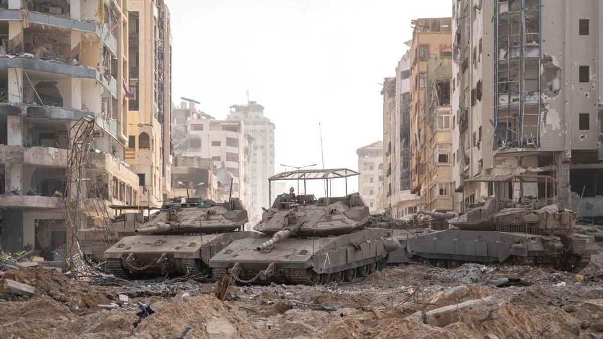 Tanques israelíes en la asolada ciudad de Gaza.