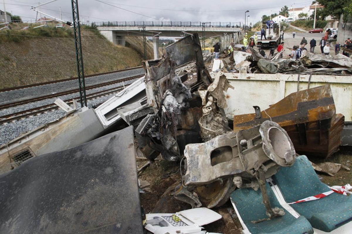 Restes del tren Alvia que aquest dilluns encara continuen als voltants de Santiago. Restes del tren Alvia que aquest dilluns encara continuen als voltants de Santiago.