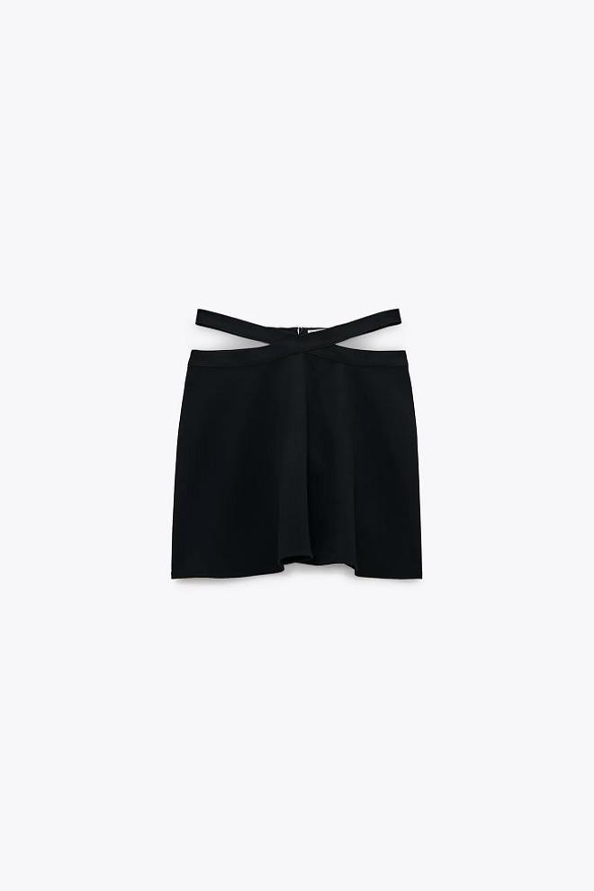 Falda mini de tiro alto con aberturas en la cintura, de Zara