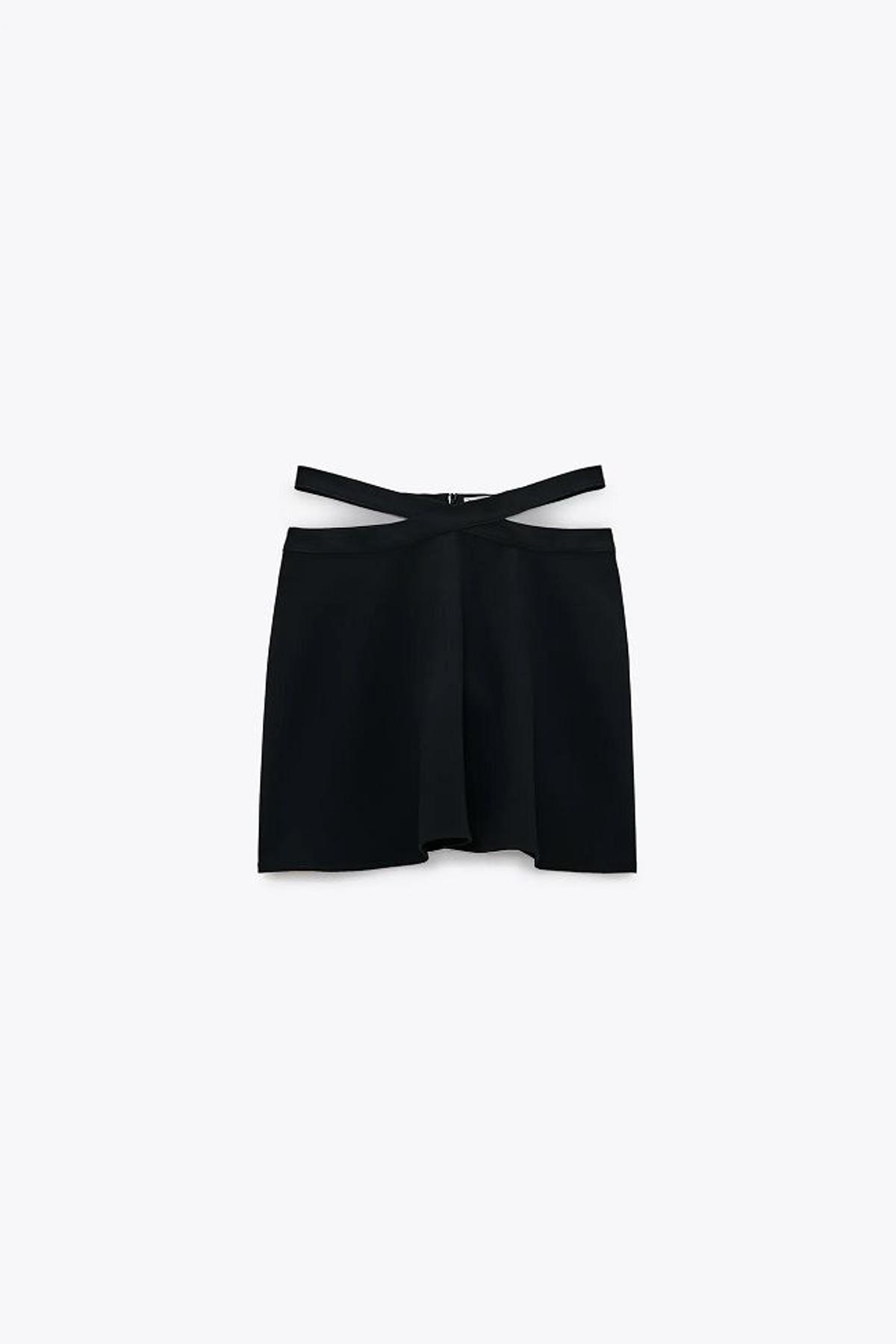 Falda mini de tiro alto con aberturas en la cintura, de Zara