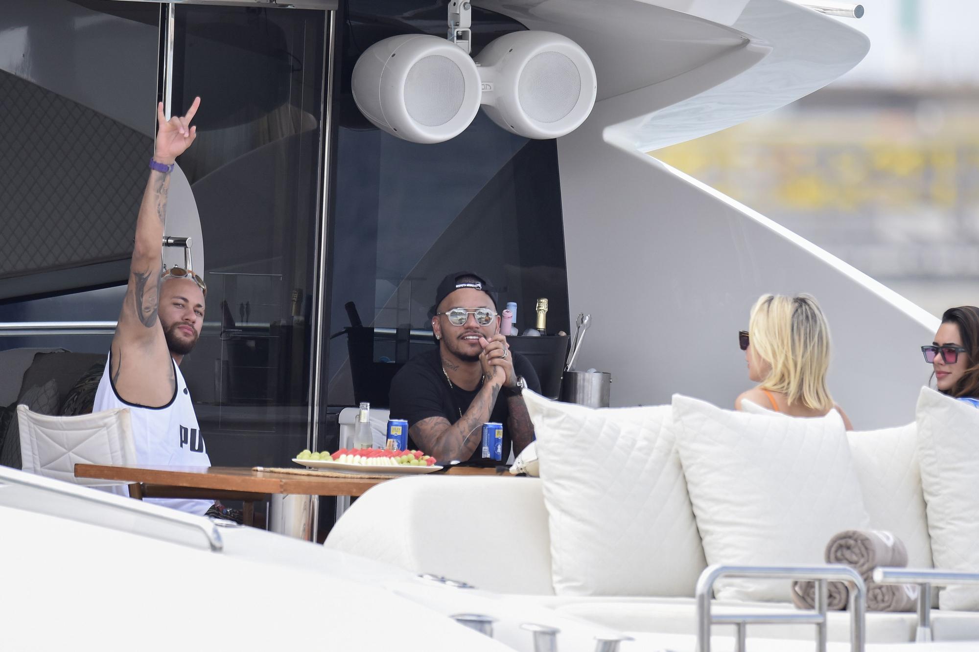 Neymar navega con un grupo de amigos en Ibiza