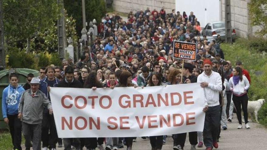Vecinos de Cabral, ayer durante su "andaina" por la parroquia.  // Ricardo Grobas