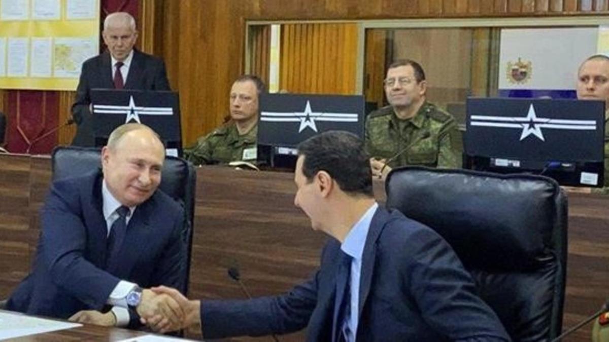 Vladímir Putin da la mano a Bashar el Asad durante su visita a Damasco.