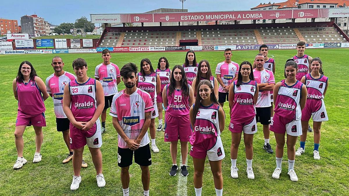 Integrantes de las primeras plantillas del Arosa y del CB Giraldo posando con sus camisetas rosas.