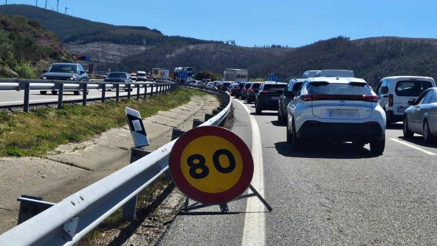 Obras y la operación retorno de Semana  Santa provocan retenciones kilométricas en la salida de Galicia por la A-52