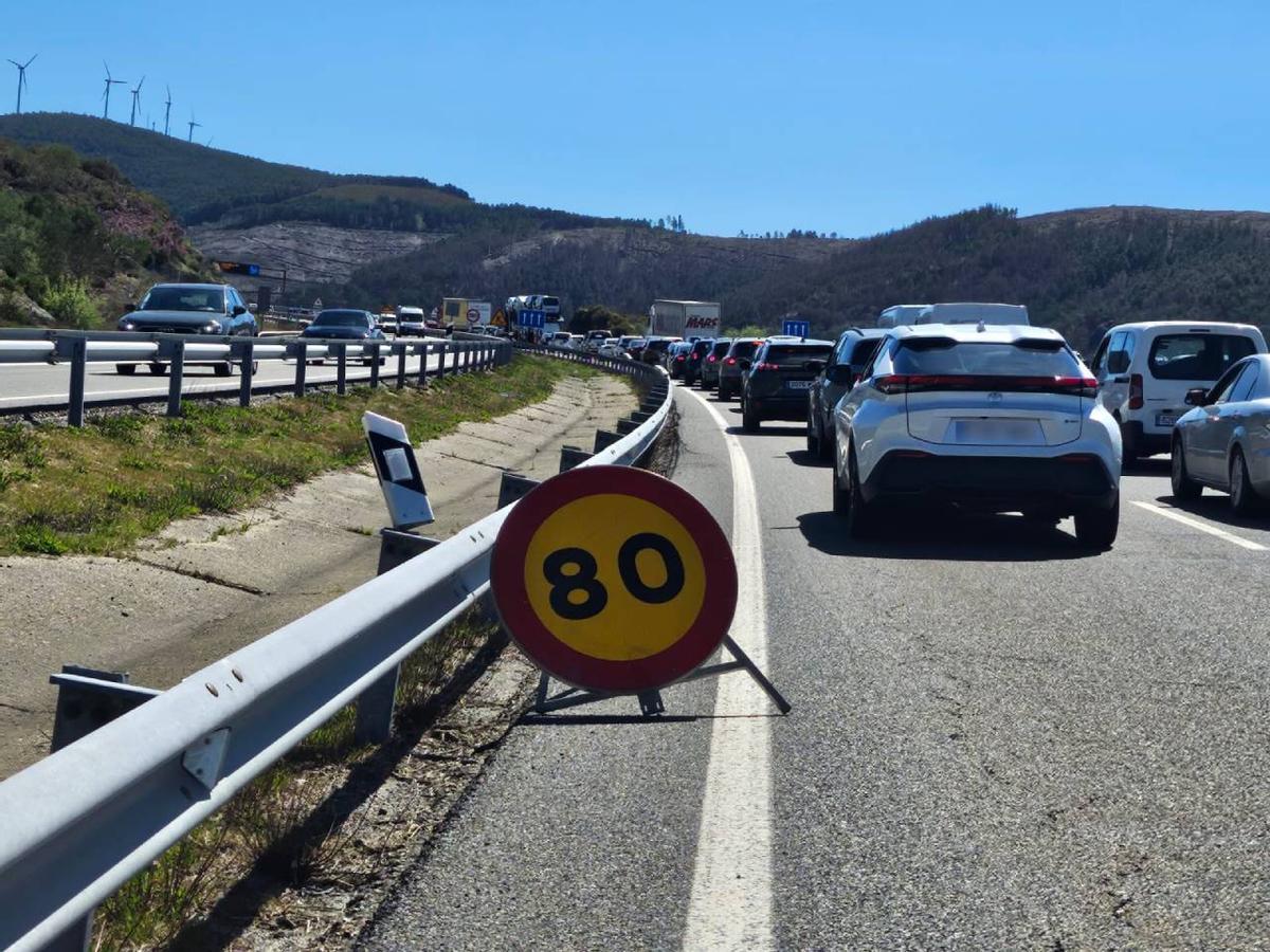 Vehículos parados en la A-52 en la salida de Galicia.