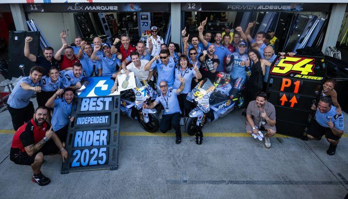 El equipo Gresini al completo celebra el triunfo de Fermín Aldeguer, en Mandalika (Indonesia).