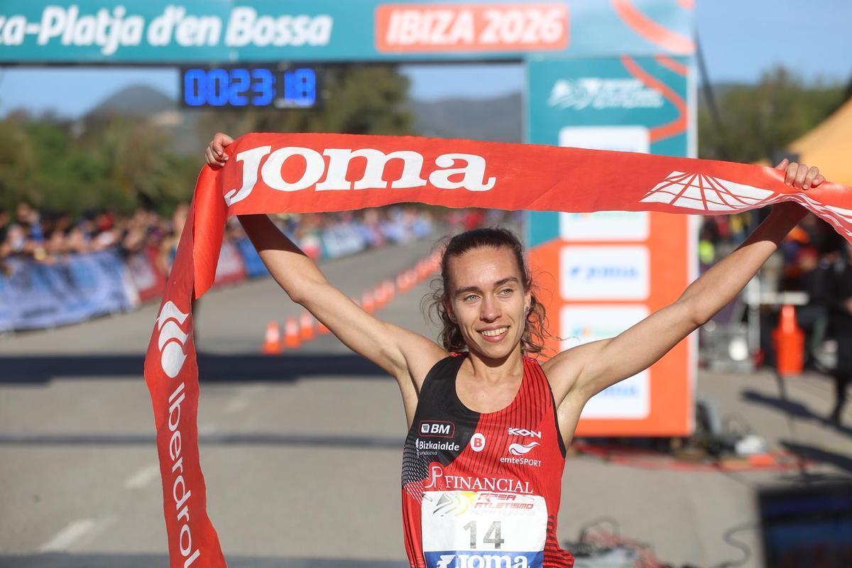Idaira Prieto levanta la cinta de final de carrera