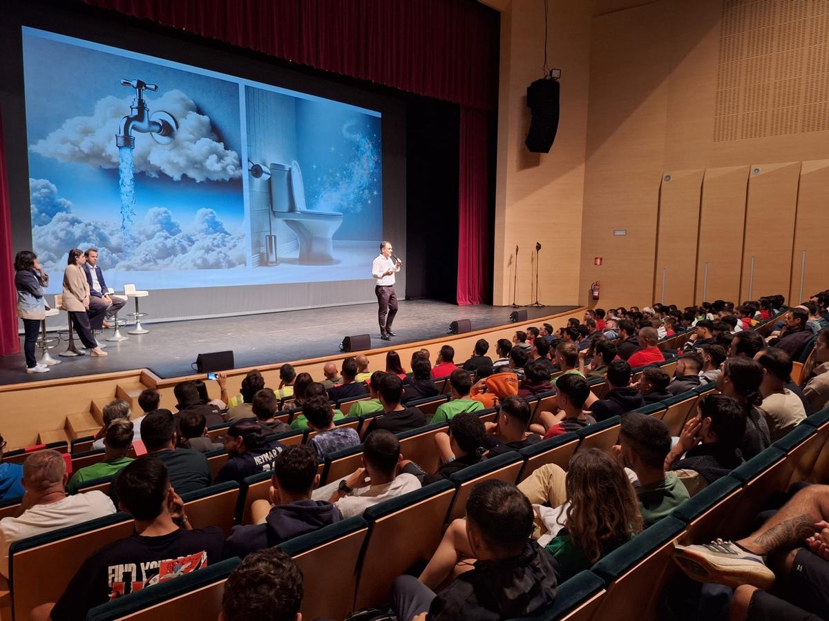 Jaime Planells, director de zona de la empresa Canaragua, se dirige a los estudiantes para ofrecerles empleo estable una vez que finalicen su etapa formativa.