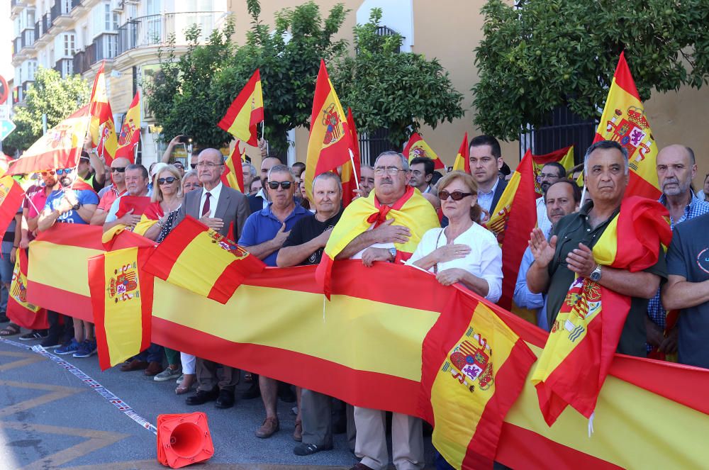 La Policía Local de Málaga organiza ante su sede una concentración en apoyo de los policías nacionales y los guardia civiles que se han desplazado a Cataluña con motivo del referéndum del 1-O