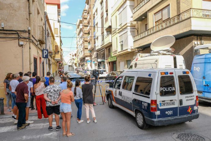 Los investigadores acordonaron toda la calle donde murió el menor y fue atacada la mujer