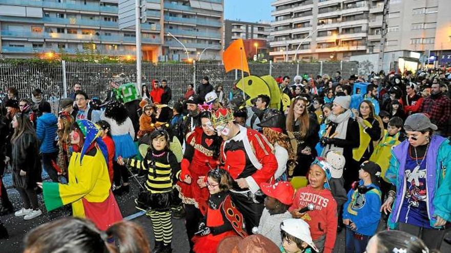 Durant el pas de la rua pel centre de la ciutat un miler i mig de persones es van sumar a la Carnavalada