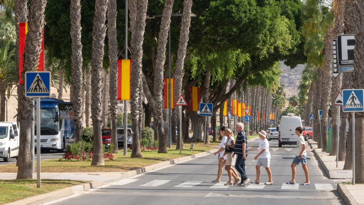 La ciudad se ha engalanado con banderas de España