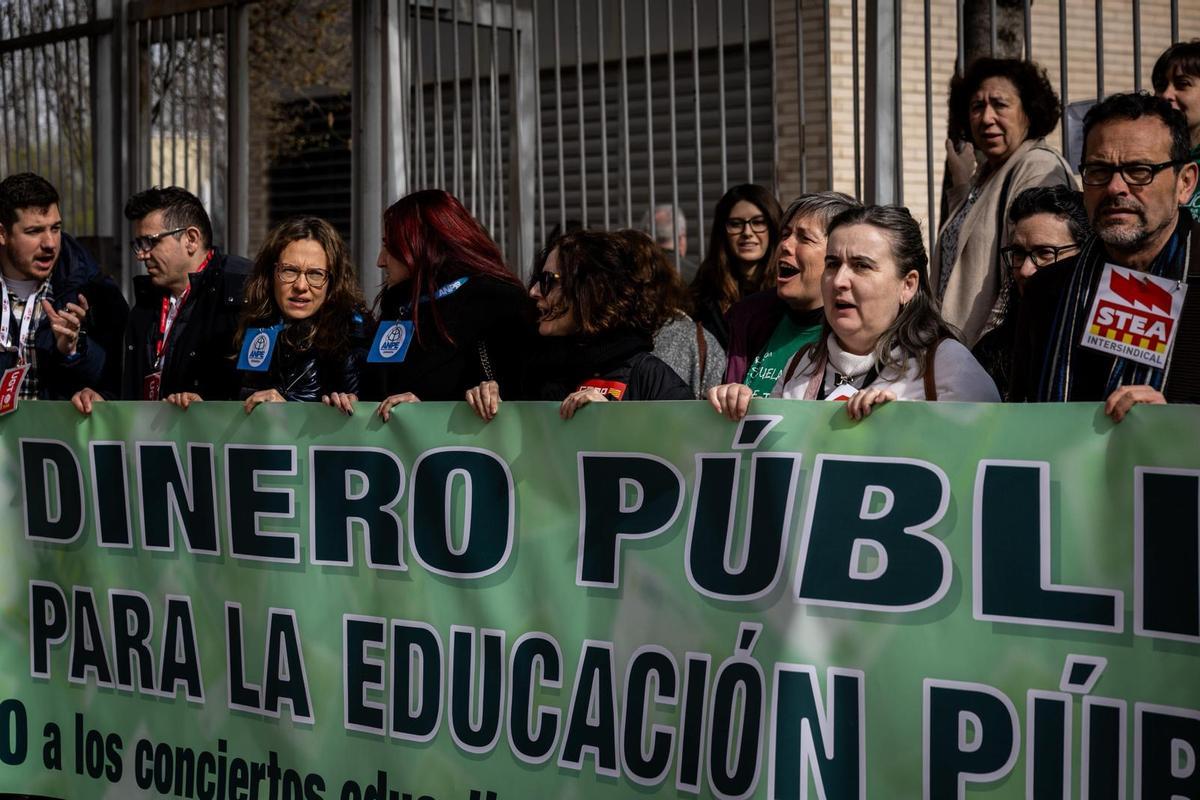 Concentración en defensa de la escuela pública en el IES Luis Buñuel de Zaragoza. Concentración en defensa de la escuela pública en el IES Luis Buñuel de Zaragoza.