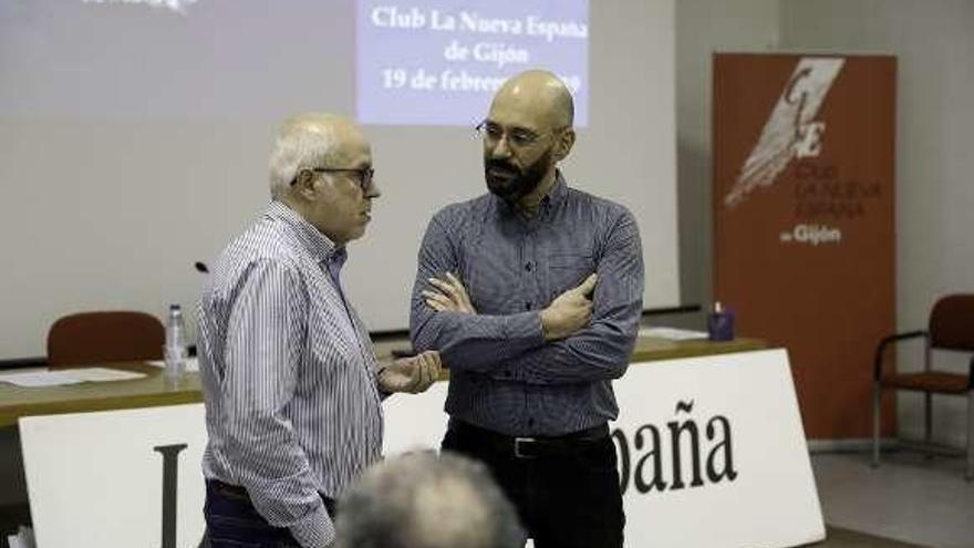 Héctor Blanco (a la derecha) conversa con Francisco García, director de LA NUEVA ESPAÑA de Gijón, antes de comenzar el acto.