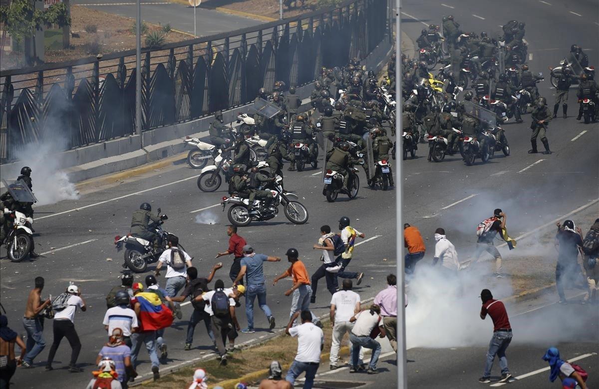 Manifestantes se enfrentan a los soldados de la Guardia Nacional Bolivariana.