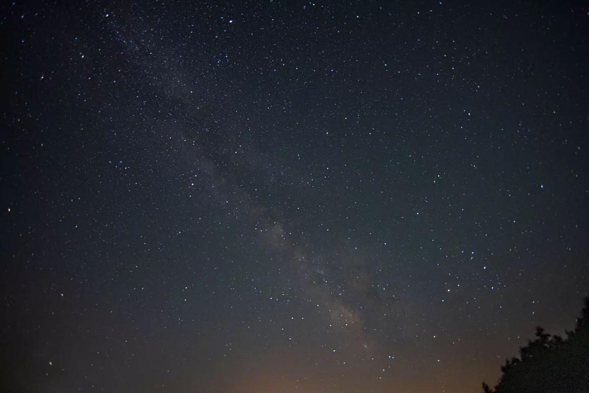Vista del cielo estrellado sobre Lalín.