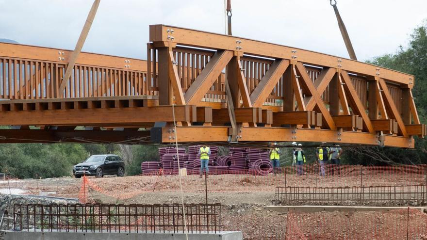 Operarios colocan el puente de madera sobre el cauce del arroyo Benabolá, próximo a Puerto Banús. | L.O.