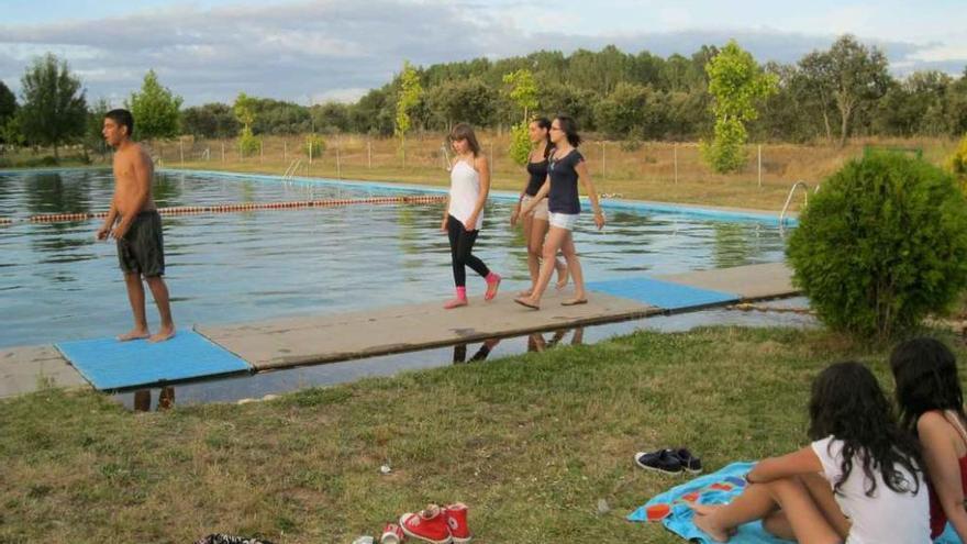 Varios jóvenes en la piscina fluvial de Vega de Tera en una pasada temporada estival.