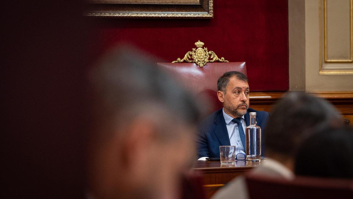 El alcalde de Santa Cruz, José Manuel Bermúdez, durante un momento del pleno de este viernes.