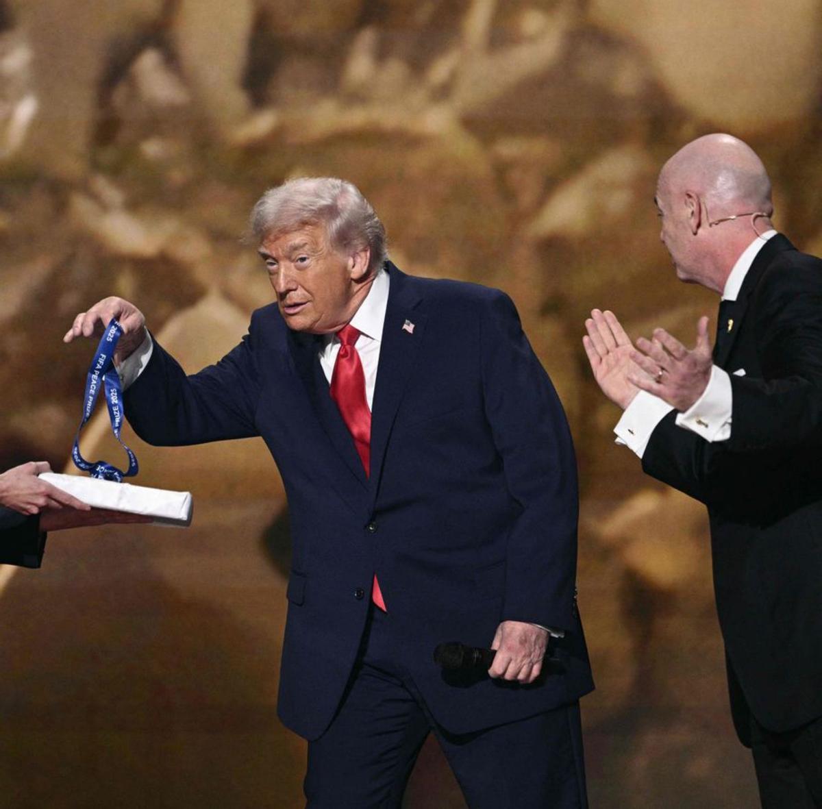 La FIFA s’entrega a Trump donant-li el Premi a la Pau