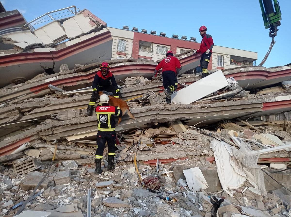 Bomberos cordobeses buscan víctimas del terremoto de Turquía en un edificio en ruinas.