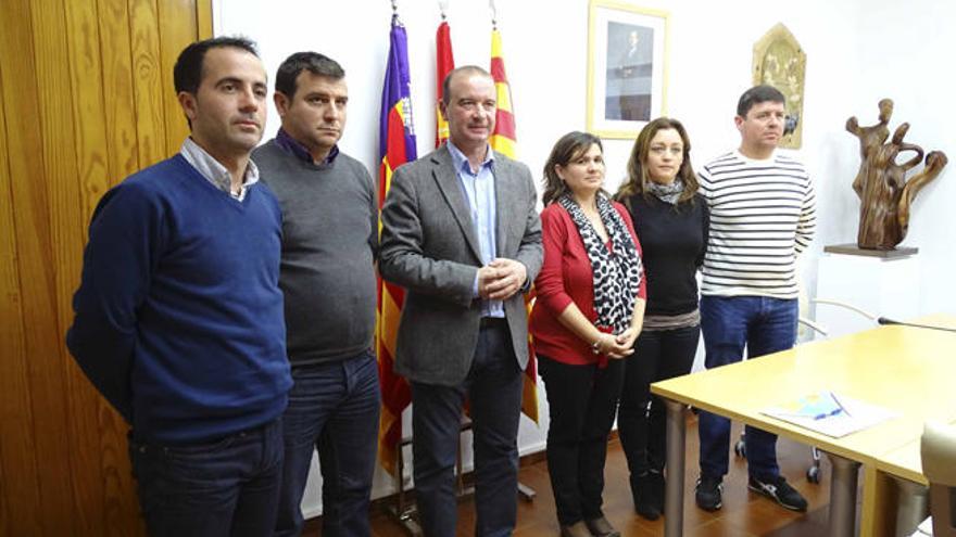 Los representantes de todos los partidos posan al finalizar la reunión.