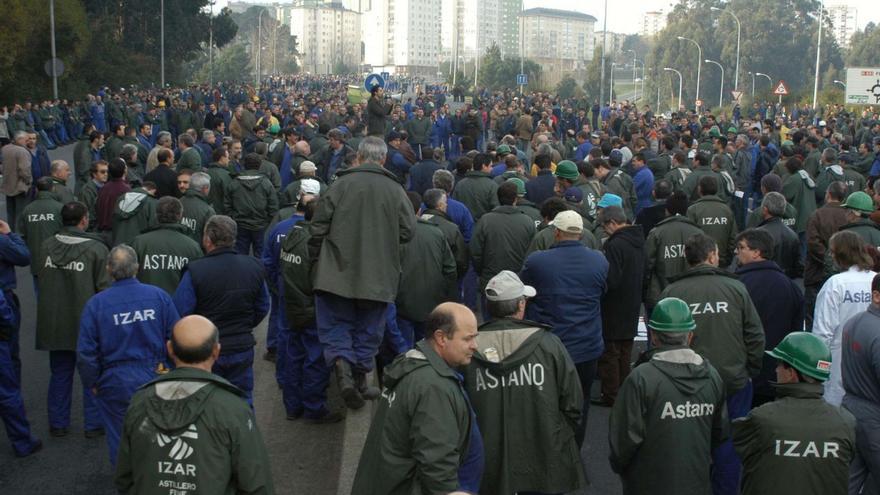 Antiga manifestación nos estaleiros de Ferrol e Fene, hai 20 anos, cando empezaba a destaparse o mal do amianto. | // J. ANTÓN