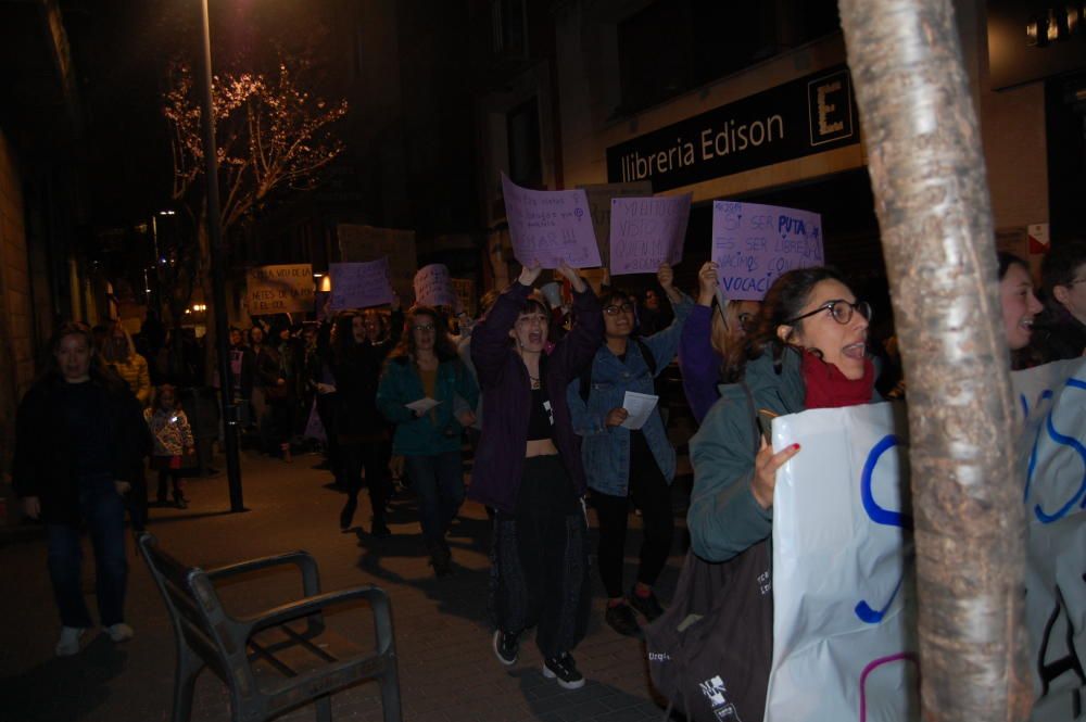 Multitudinària manifestació feminista a Figueres