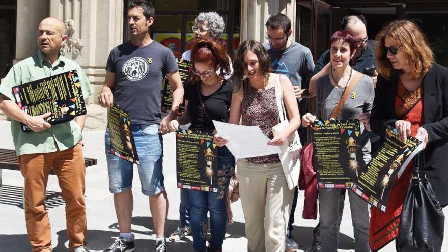 Responsables de la festa amb els cartells, al pati del Peguera, aquest migdia