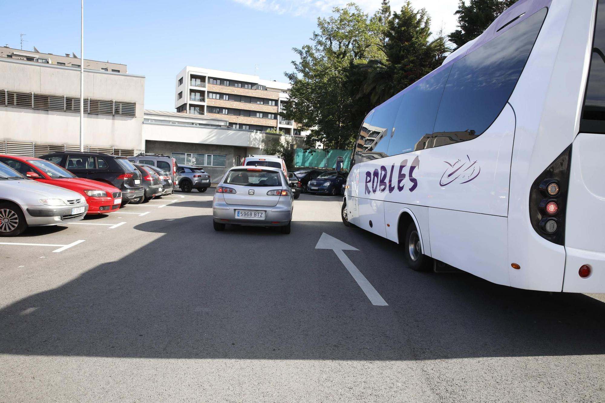 La reordenación del aparcamiento del IES Mata Jove provoca un "caos" circulatorio (en imágenes)