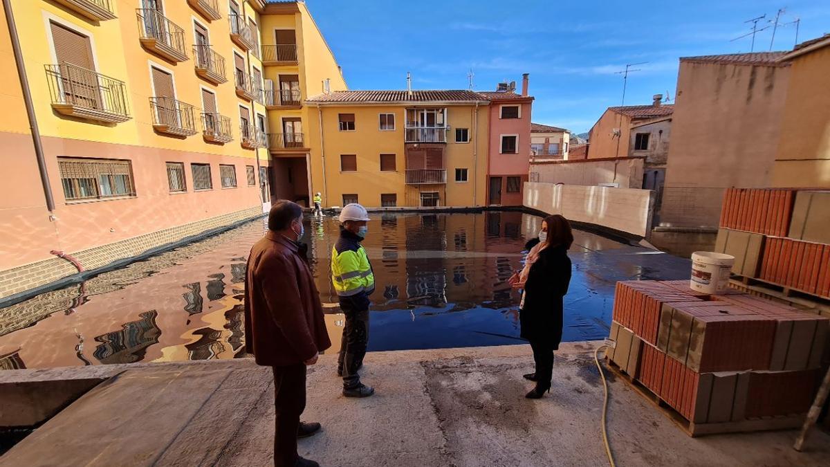 La alcaldesa de la capital, Emma Buj, y el concejal de Infraestructuras, Juan Carlos Cruzado, visitan la obra.