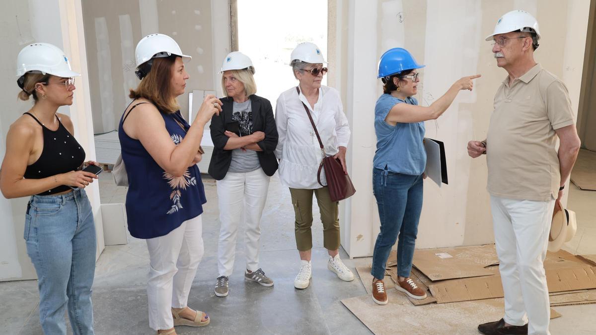 La alcaldesa Elia Verdevío y el equipo de Gobierno en la visita a las obras del "Espai Jove i d'Igualtat".