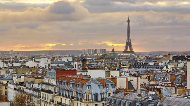 Vistas de la Torre Eiffel y edificios de París