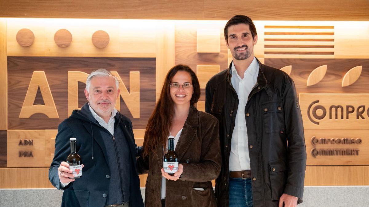 Francisco Ucha, director general de Corporación Hijos de Rivera, amb els fundadors de BdeGust, Blanca Costa i Luis Bori