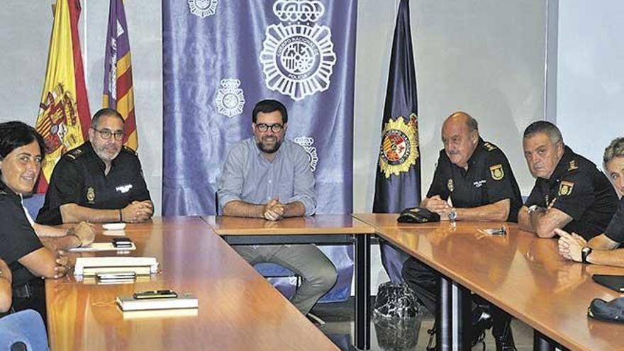 Noguera visita a la Policía Nacional